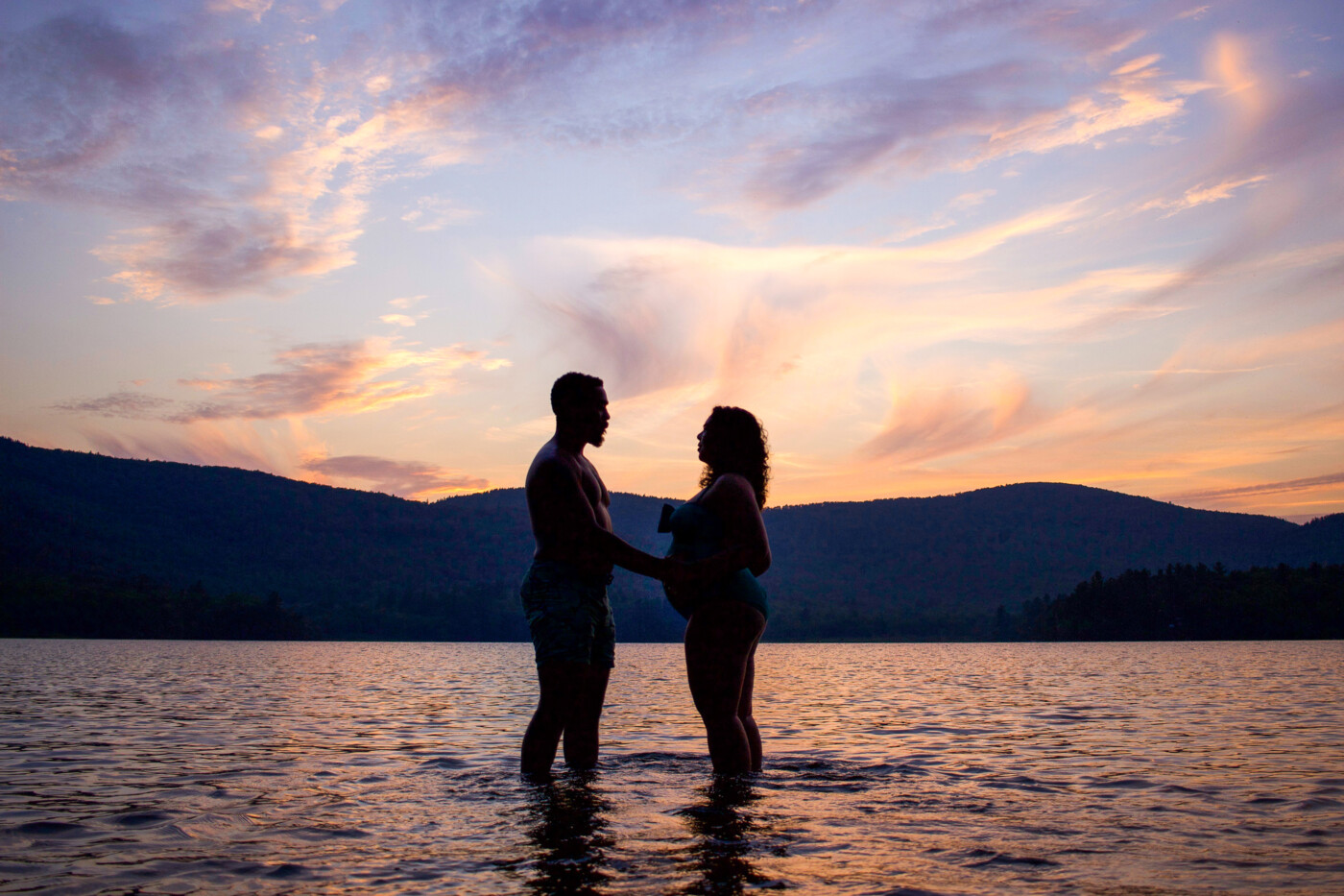 sunset-silhouette-maternity-photoshoot-setarra-maine