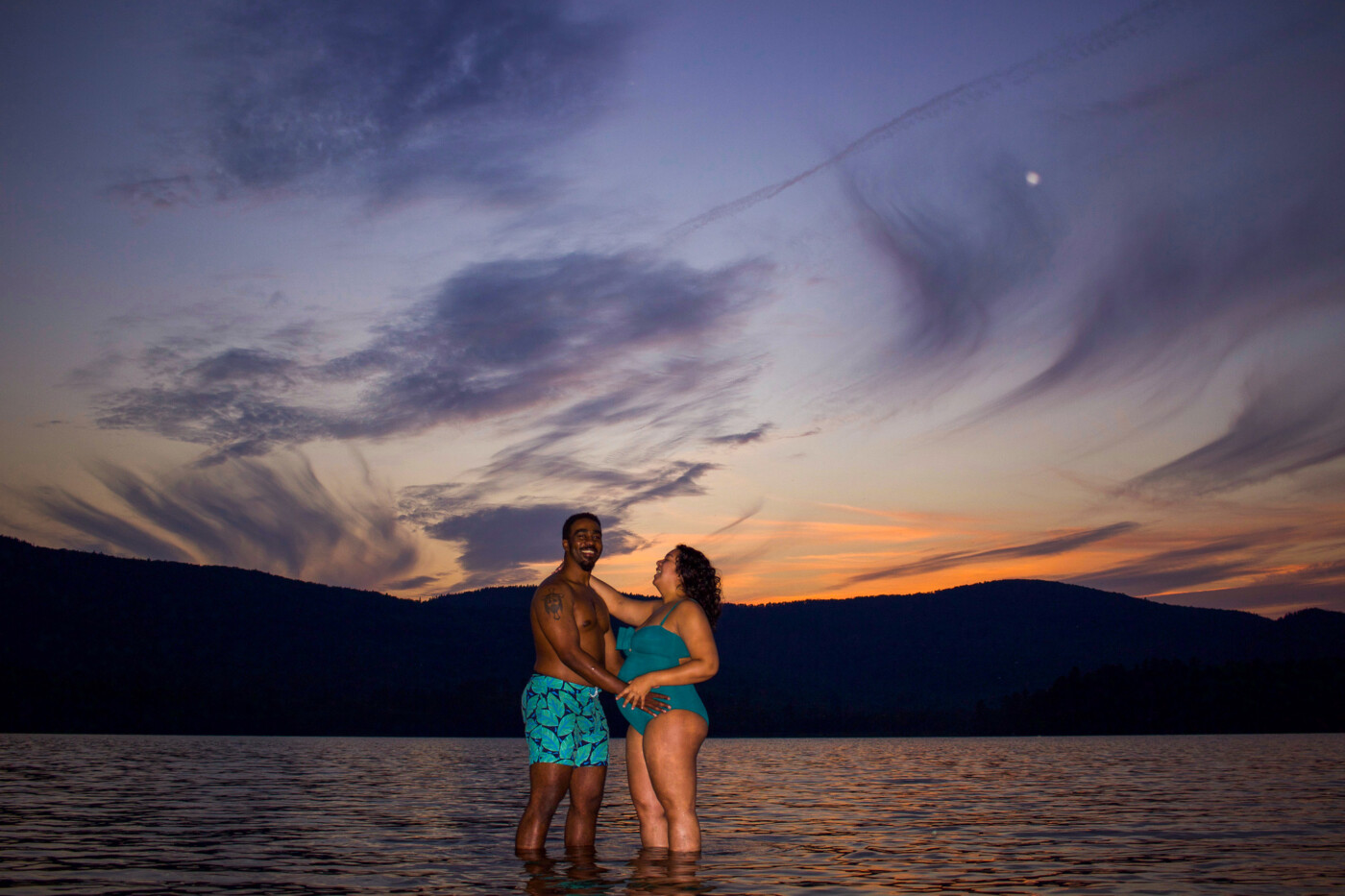 sunset-silhouette-maternity-photoshoot-setarra-maine